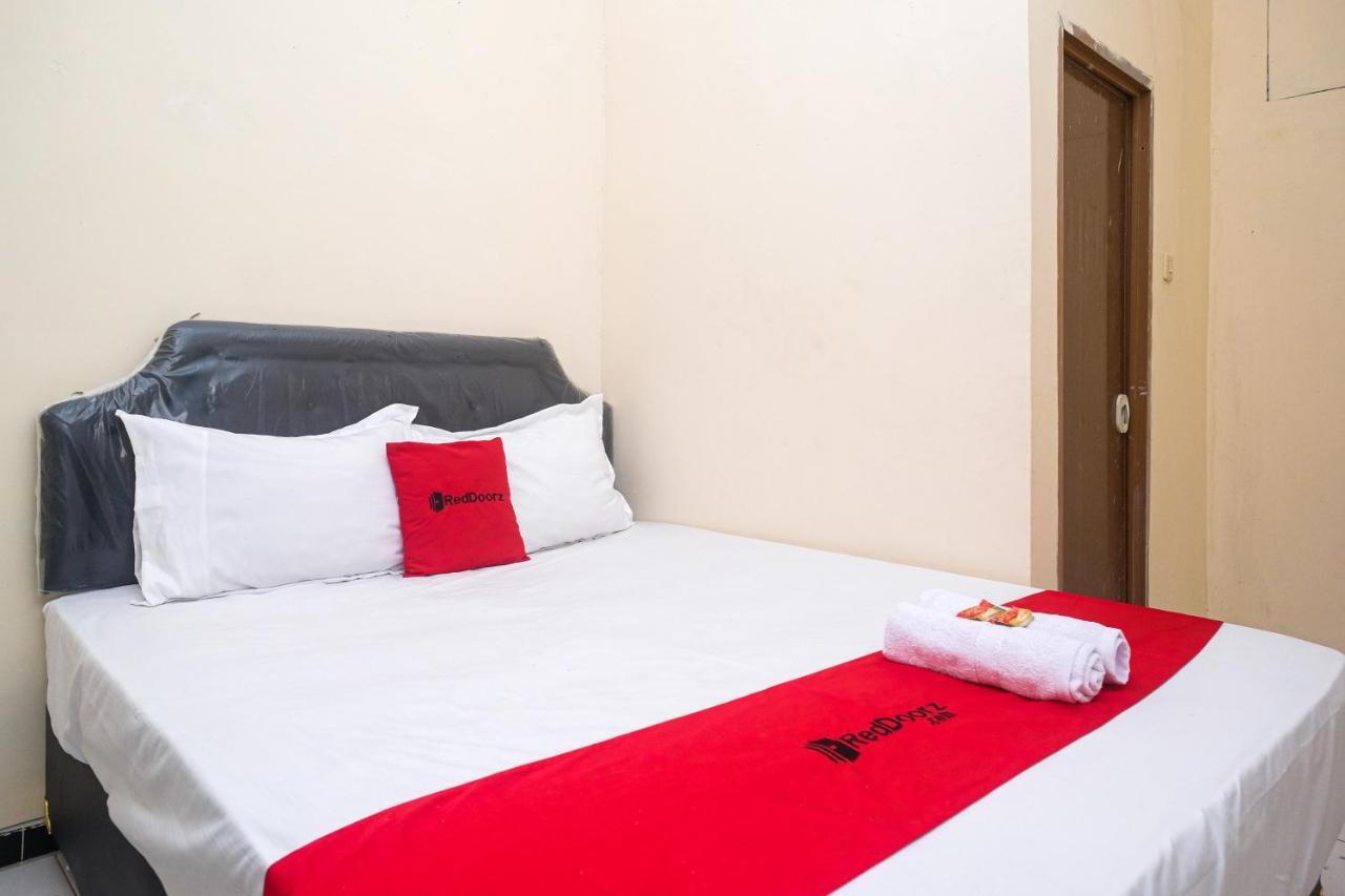 ホテル Reddoorz Near Plaza Ambarrukmo Yogyakarta Maguwo エクステリア 写真