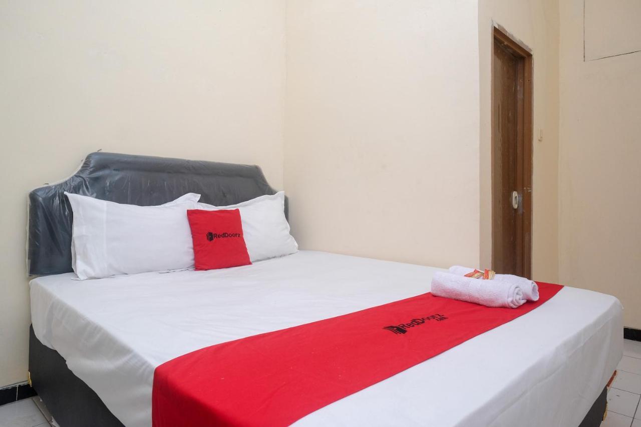 ホテル Reddoorz Near Plaza Ambarrukmo Yogyakarta Maguwo エクステリア 写真