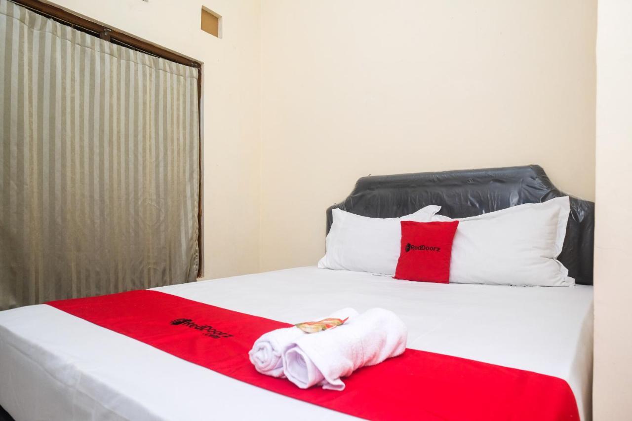 ホテル Reddoorz Near Plaza Ambarrukmo Yogyakarta Maguwo エクステリア 写真