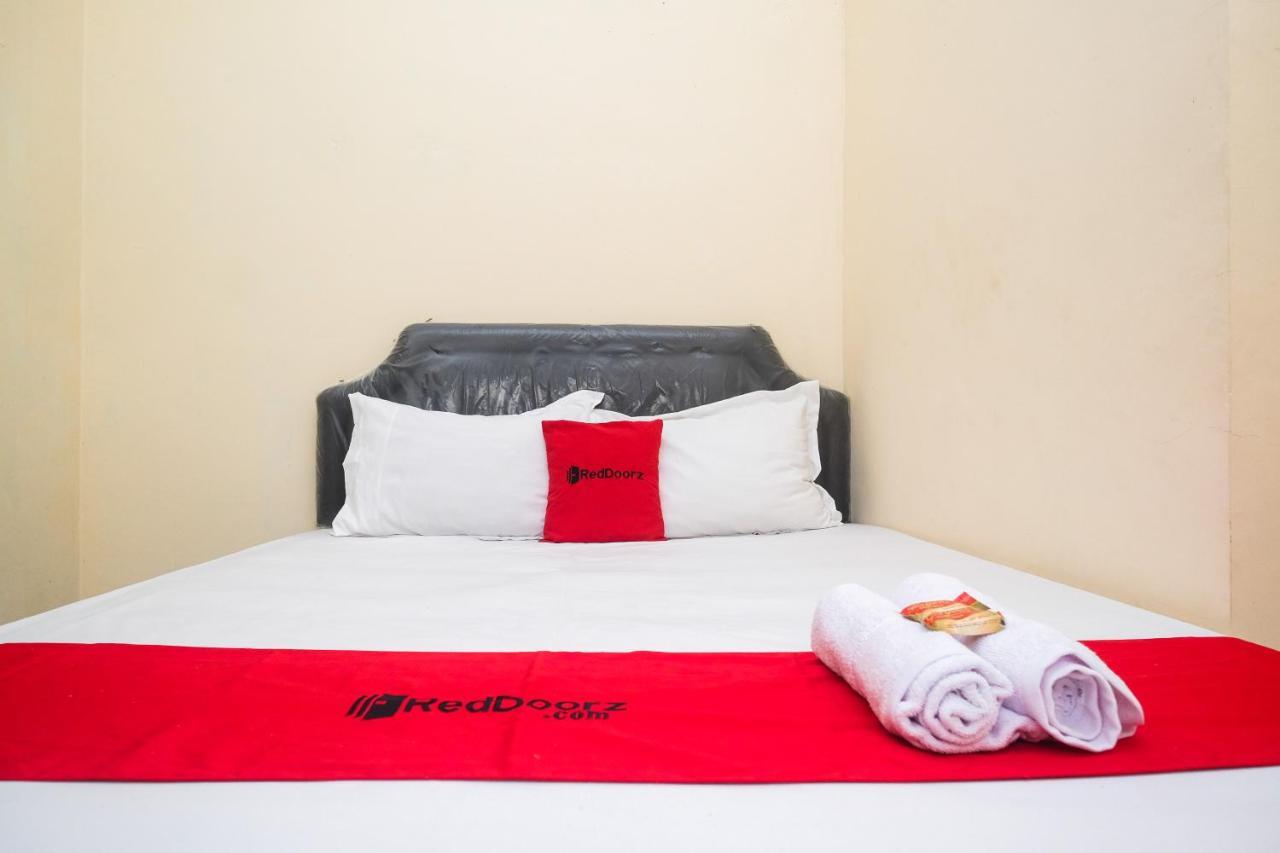 ホテル Reddoorz Near Plaza Ambarrukmo Yogyakarta Maguwo エクステリア 写真