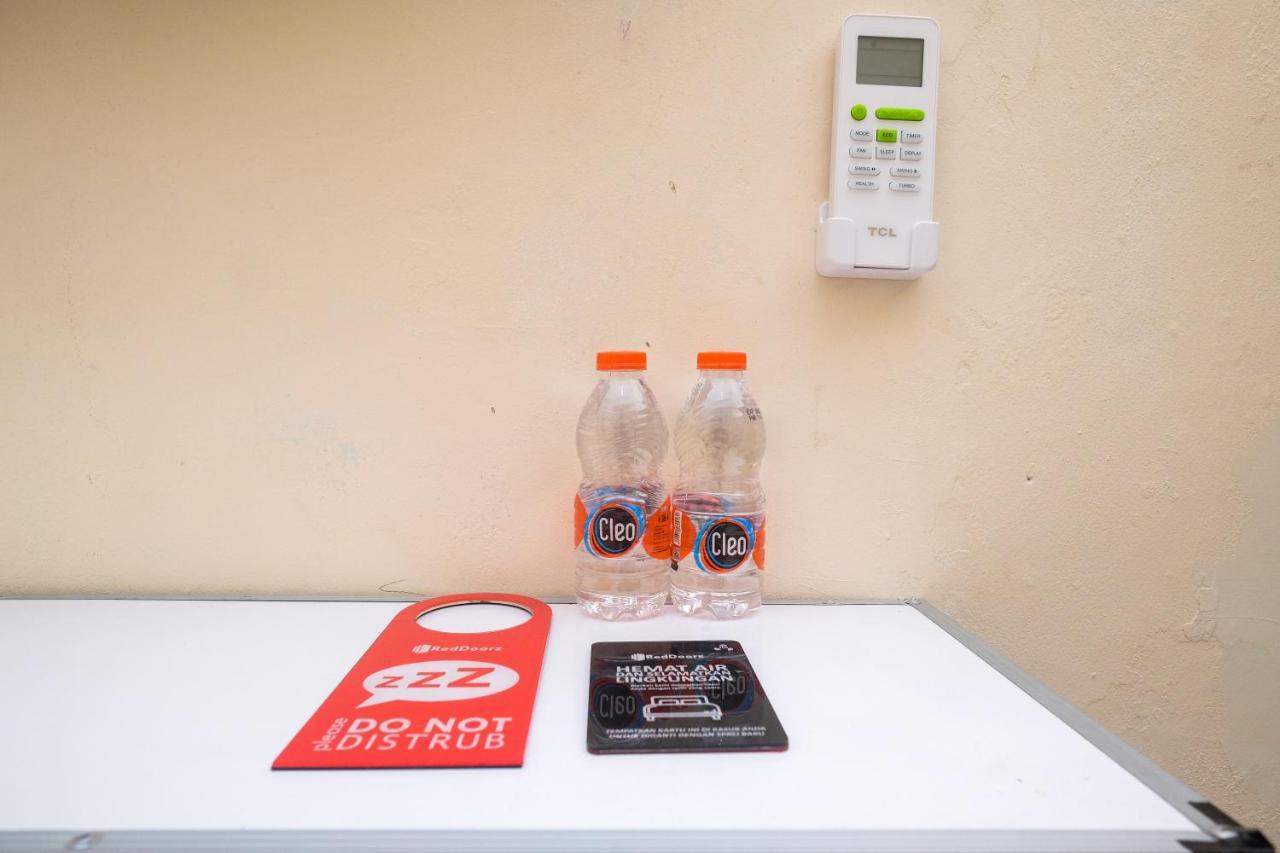 ホテル Reddoorz Near Plaza Ambarrukmo Yogyakarta Maguwo エクステリア 写真